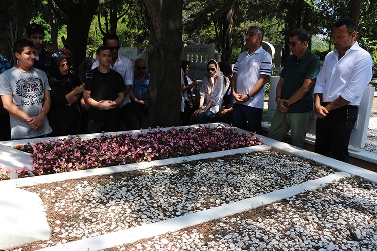 Usta oyuncu Kemal Sunal mezar� ba��nda an�ld�