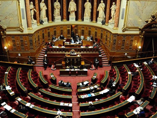 Fransa'da hkmet gvenoyu ald