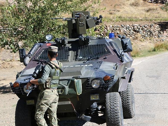 Hakkari'de i makineleri tayan konvoya terr saldrs: 4 l