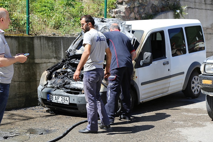 Artvin'de polis arac� yand�
