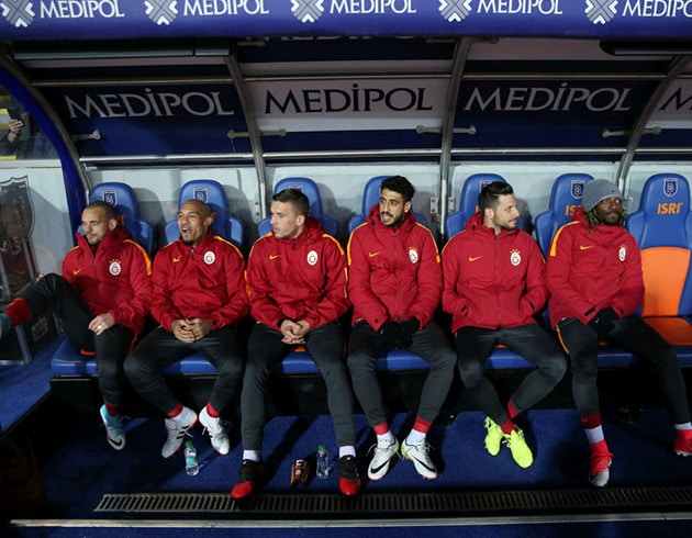 Galatasaray kadrosunda dnmedii 9 futbolcu iin 36 milyon lira maa deyecek