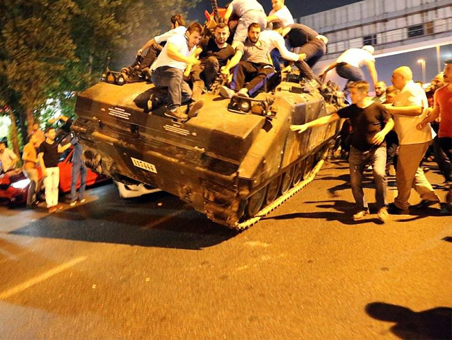 15 Temmuz'un ''direnen man�etleri'' kitapla�t� 