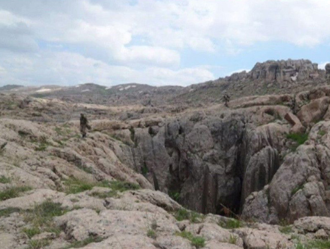 Hakkari'de tespit edilen iki snakta PKK'ya ait ok sayda silah mhimmat ele geirildi