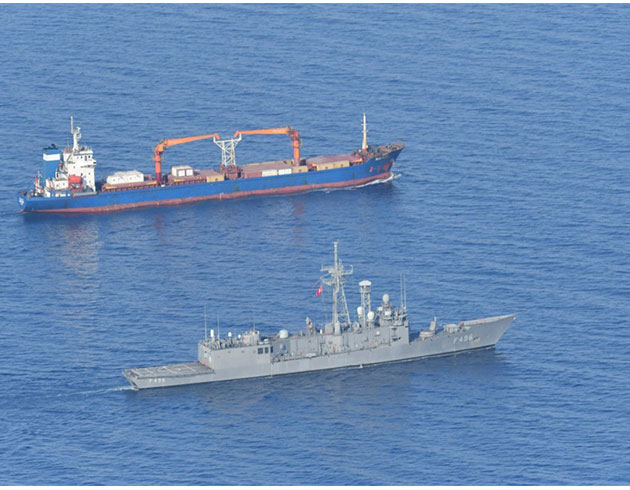 T�rk sava� gemileri Aden k�y�lar�nda sancak g�steriyor