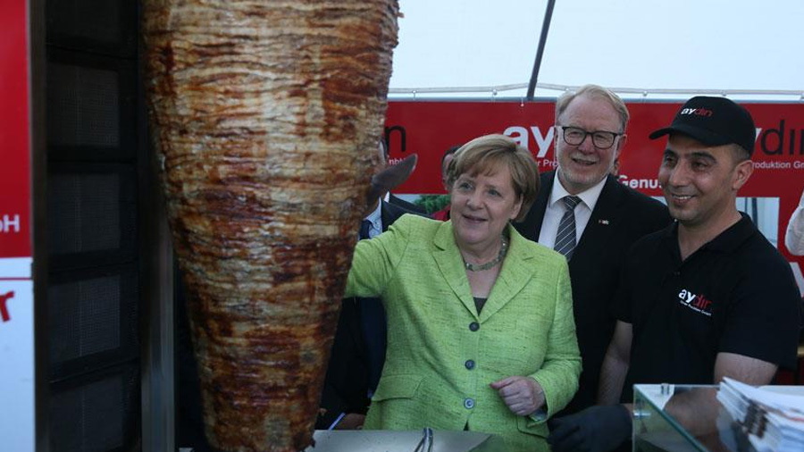  Merkel'in tek derdinin eyll aynda yaplacak seimlerde Trk dmanl zerinden oy toplamak olduu ortaya kt