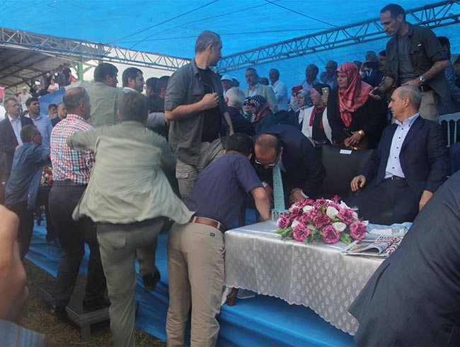 Bakan Kurtulmu�, Ordu'daki �enlikte protokolde ��kan kavgan�n ortas�nda kald� 