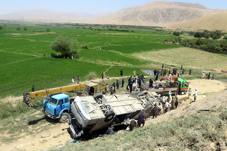 Afganistanda trafik kazas: 14 kii hayatn kaybetti