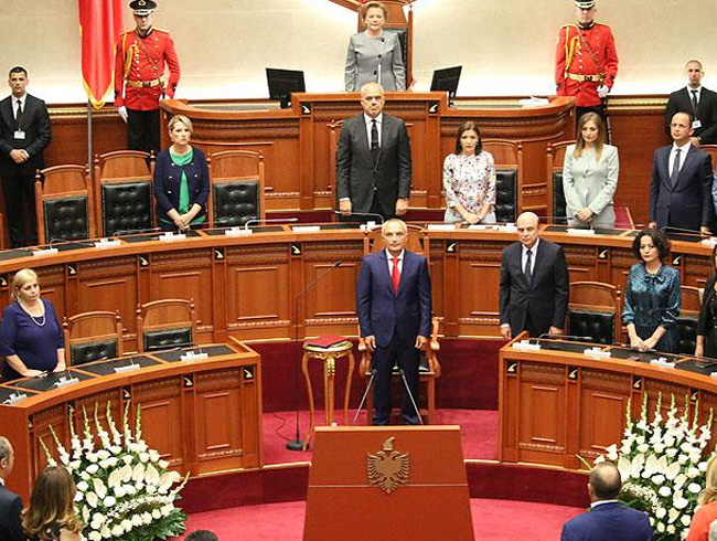 Arnavutluk'un yeni cumhurbakan  lir Meta yemin etti