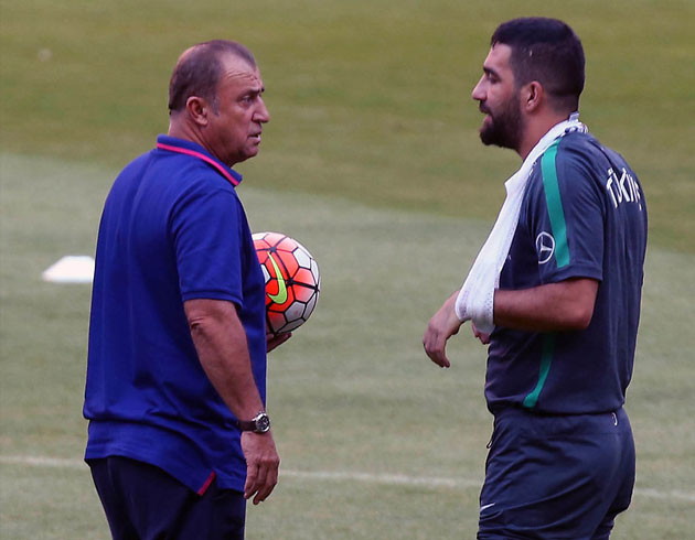 Arda Turan Barcelona'da kalyor
