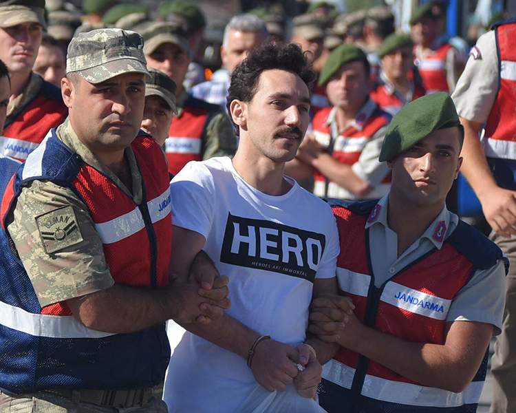 Darbeci terristin giydii ''Hero'' tirtn kz kardei gndermi 