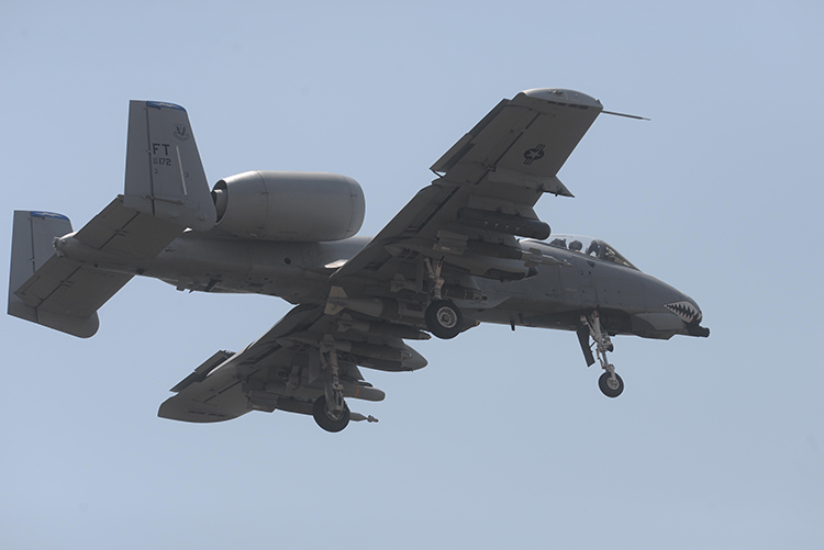 �ncirlik'te  A10 tipi sava� u�aklar�n�n hava trafi�i dikkat �ekti