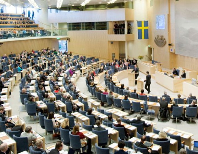 �sve�'te 3 bakan istifa etti