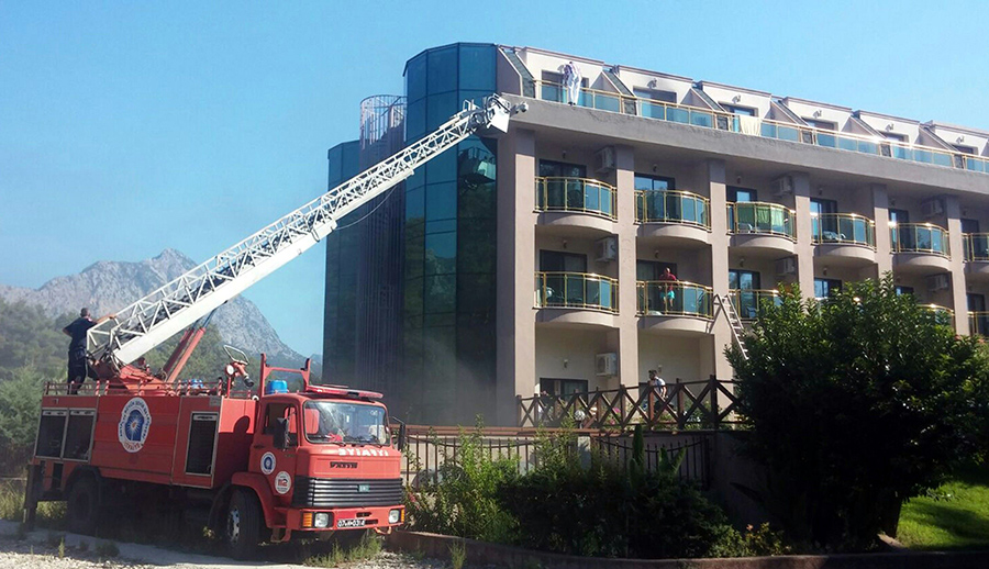 Antalyada otel yangn: 400 kii itfaiye merdivenleri ile tahliye edildi