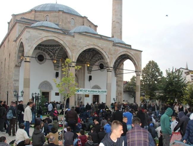 Piri�tine'de iki camiye �irkin sald�r�