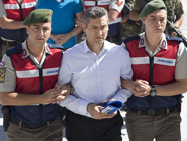 Mahkemede kendini yapmc olarak tantan FET'c Oru, teknik terimler sorulunca kalakald