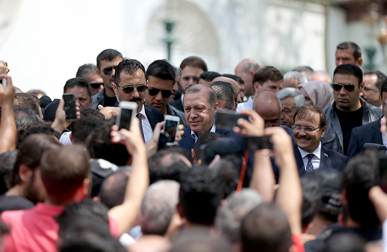 Y�ld�z Hamidiye Camii'ne gelen Cumhurba�kan� Erdo�an'a vatanda�lardan yo�un ilgi