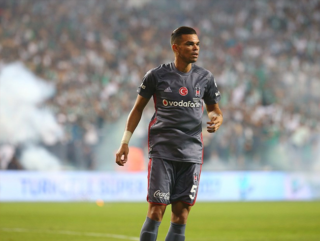 Pepe ilk kez bir resmi maçta Beşiktaş formasını giydi
