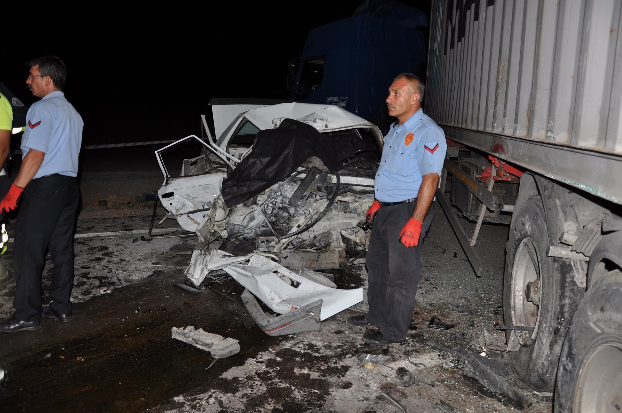 Yozgat'ta otomobil TIR'a arpt: 2 kii hayatn kaybetti