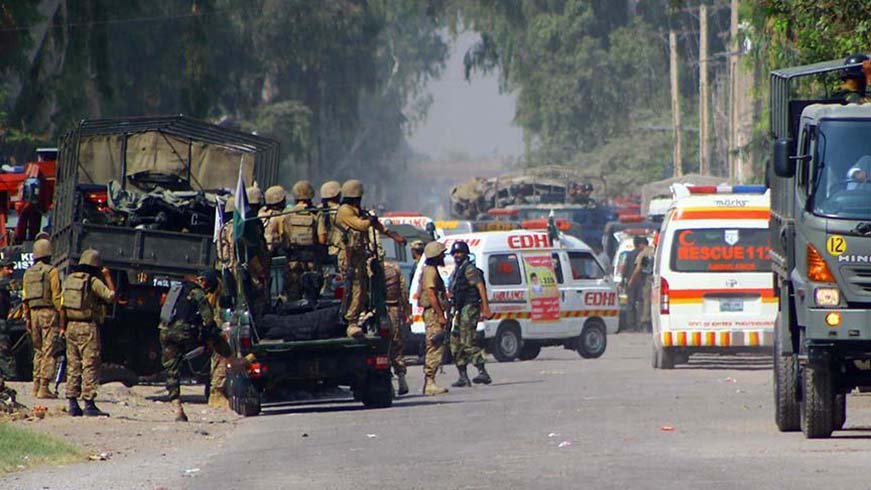 Pakistan'da polis aracna saldr: 2 l