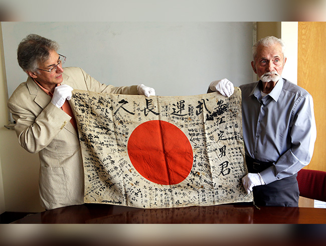 ABD'li 93 yandaki denizci, bir Japon askerinden ald bayra 73 yl sonra iade ediyor
