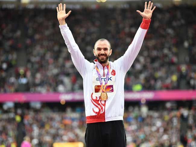 Dnya Atletizm ampiyonas'nda birinci olan milli sporcu Ramil Guliyev altn madalyasn ald