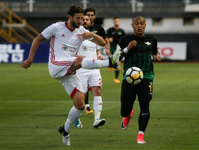 Akhisar Belediyespor sahasnda Sivasspor'u Paulo Henrique'nin golyle 1-0 yendi