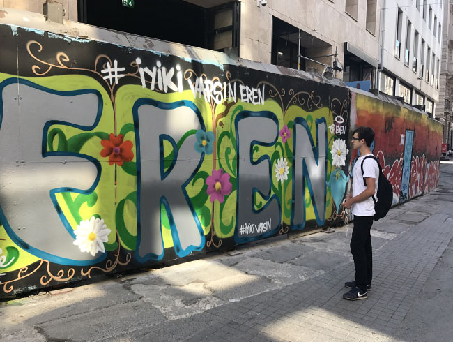 stiklal Caddesindeki yi ki varsn Eren grafiti almas vatandalardan youn ilgi grd