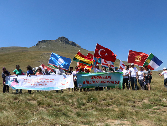 Bolu'da dzenlenen yryte katlan vatandalar, Trk Cumhuriyetlerine ait bayraklar Krolu Tepesi'ne dikti 