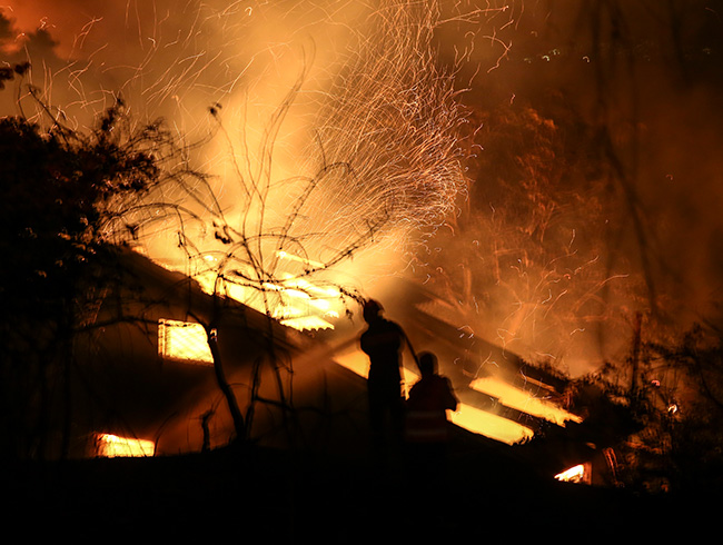 Yunanistan'daki orman yangnlarnda 20 ev zarar grd, bir itfaiyeci yaraland