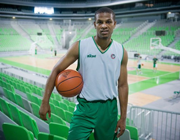 Dominic Waters resmen P�nar Kar��ya'da