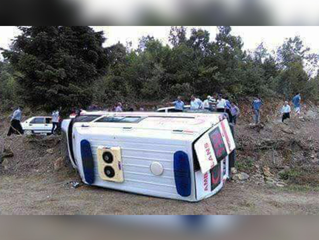 Andrn'da ambulans devrildi: 3 yaral