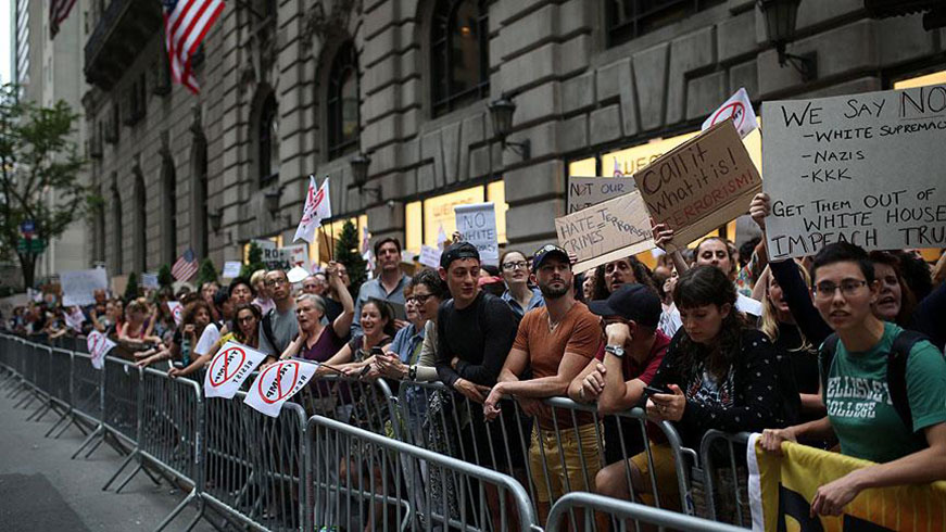 ABD Bakan Donald Trump, bakanl dneminde ilk kez geldii New York'taki evinin bulunduu Trump Tower nnde protesto edildi