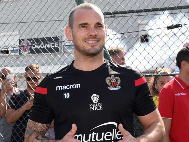 Napoli cephesinden Wesley Sneijder aklamas