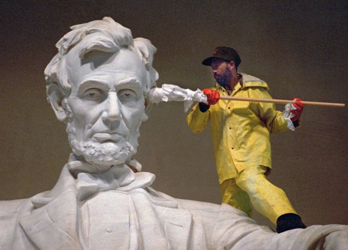ABD'de rk grup, klelii kaldran eski Bakan Abraham Lincoln antna saldr gerekletirdi