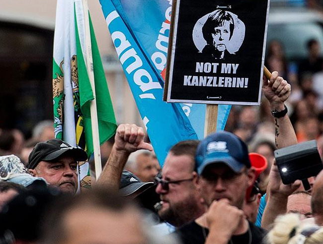 Almanya Babakan Merkel, Saksonya eyaletinde protesto edildi