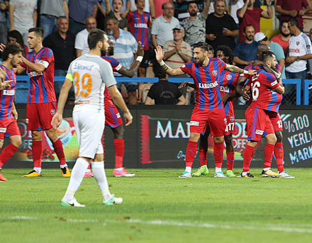 Kardemir Karabkspor evinde Medipol Baakehir'i 3-1 malup etti