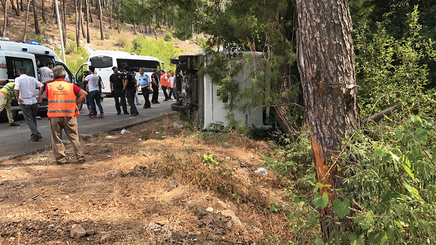 Antalya'da tur otobs devrildi: ok sayda yaral var