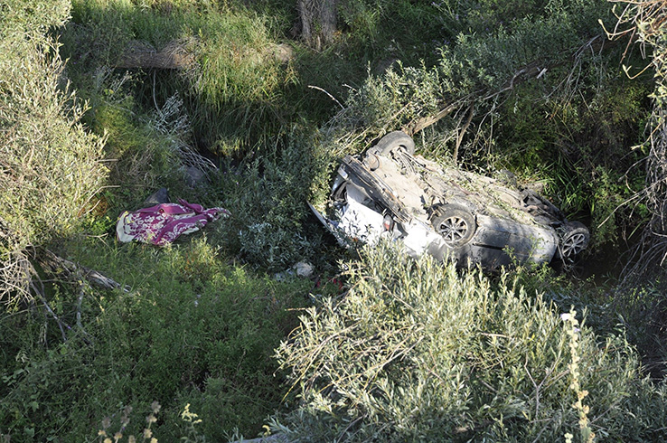 Konyada otomobil 20 metrelik uuruma yuvarland: 1 kii hayatn kaybetti 2 yaral