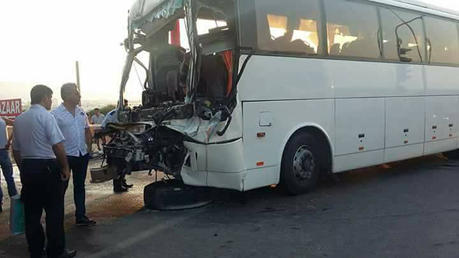 Alanya'da turist otobs TIR'a arpt: 1 kii hayatn kaybetti, ok sayda yaral var