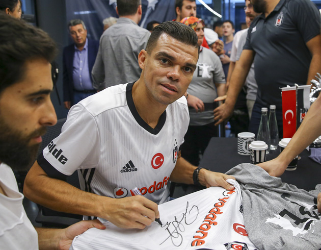 Pepe'nin Vodafone Park'taki imza gnne taraftarlar byk ilgi gsterdi