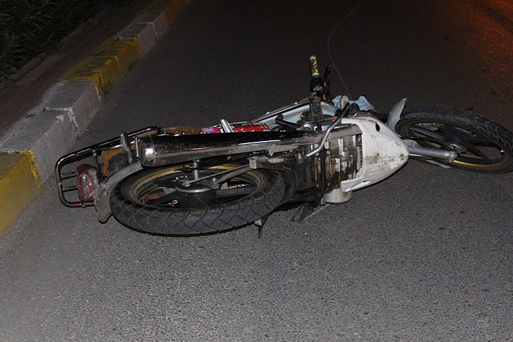Denizli'de kontrolden kan motosiklet otomobile arpt: 1 kii hayatn kaybetti