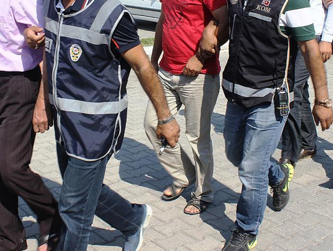 Manisa'da FET operasyonu: Gzaltna alnan 5 zanldan 3' tutukland