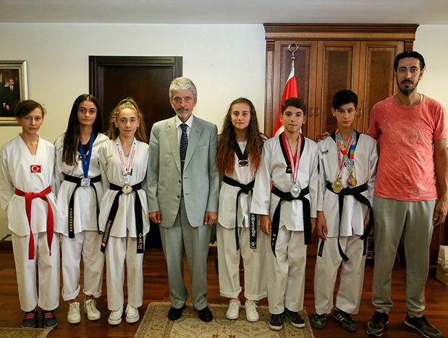 ampiyonlardan Bakan Tunaya ziyaret