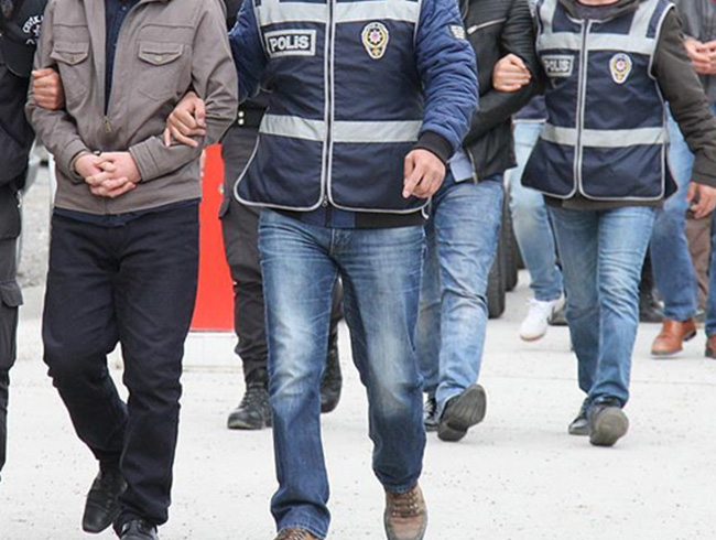 Antalya'da FET operasyonu: Gzaltna alnan 5 pheliden 3' tutukland