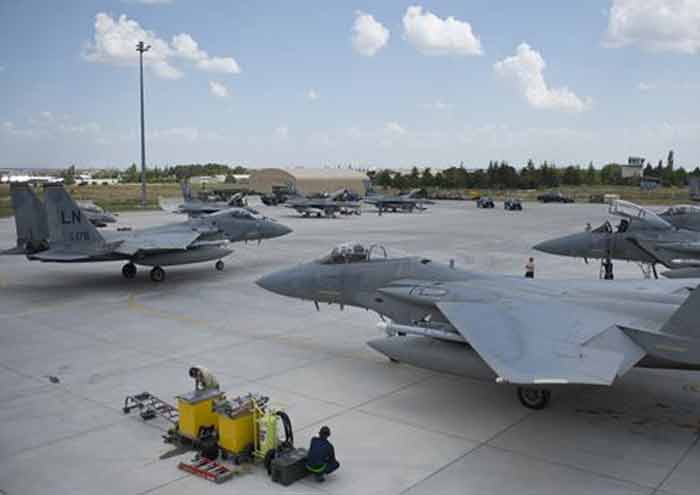 ABD'nin 7 F-15C Eagle' Litvanya'ya indi