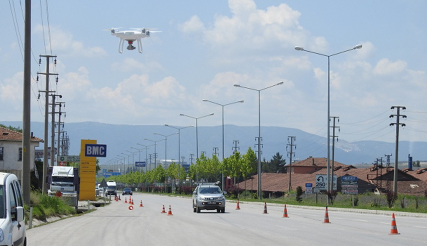 Gaziantep'te trafik polisi hatal sollamalar ''drone'' ile tespit ederek srclere para cezas uygulad