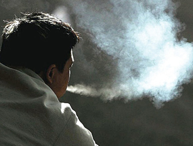 Hindistan'da grtlak kanseri tehisi konan kii sigaraya balamasna neden olan arkadan ldrd