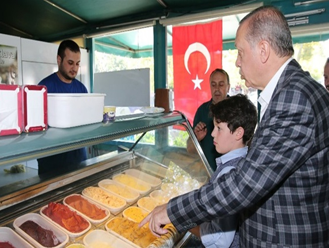 Cumhurbakan Erdoan torununa dondurma ald