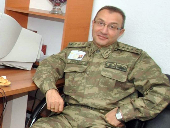 FET֒den tutuklu eski Tugeneral Glmez, adli kontrol artyla serbest brakld 