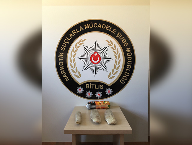Bitlis'te uygulama noktasnda durdurulan otobsteki yolcunun ayakkabsnn tabannda saklad uyuturucu bulundu